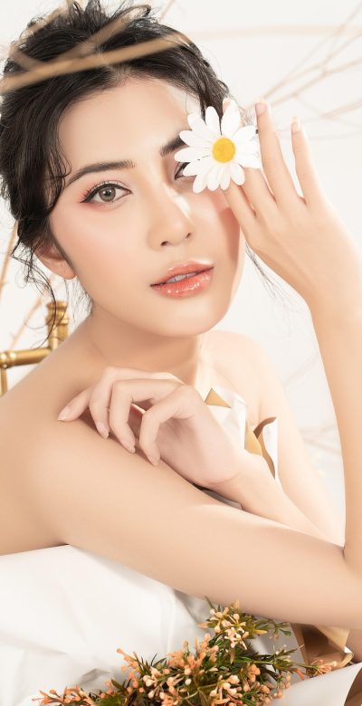 随机转盘 App 抽奖模式界面，彩带飞扬、指针停在中间扇区，手机屏幕上方显示中奖名字的横幅